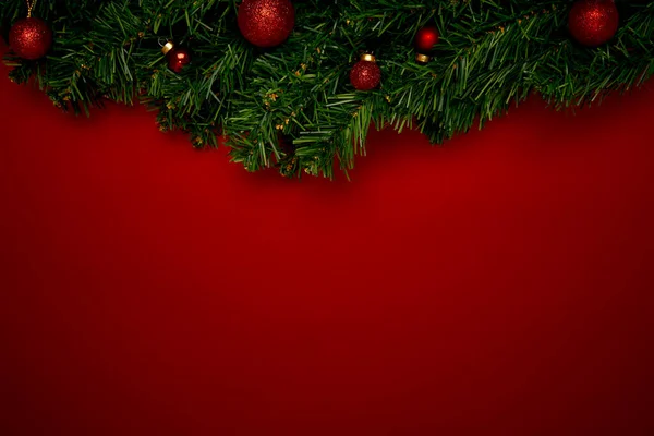 Kerst Achtergrond Gemaakt Met Slingers Een Rode Achtergrond — Stockfoto