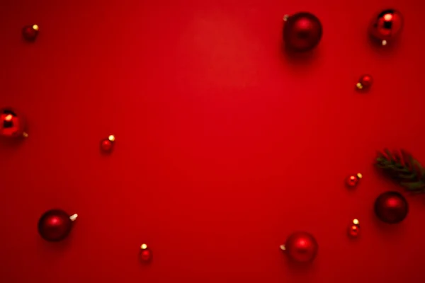 Decoración Borrosa Bolas Navidad Roja Sobre Papel Fondo Rojo Con — Foto de Stock