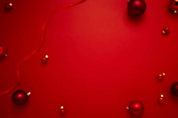 Decoração Bolas Natal Vermelho Desfocado Fundo Vermelho Papel Com Espaço — Fotografia de Stock