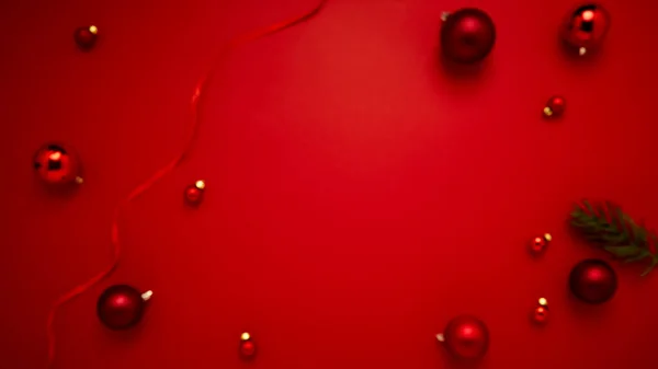 Decoración Borrosa Bolas Navidad Roja Sobre Papel Fondo Rojo Con — Foto de Stock