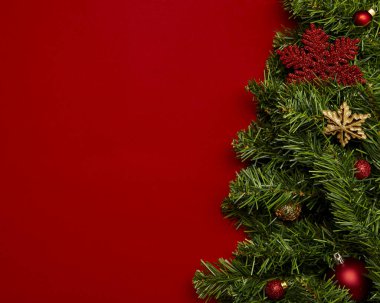 Kırmızı arka planda çelenklerle yapılan Noel arkaplanı