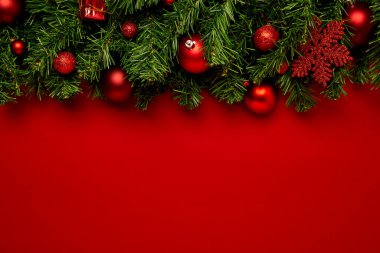 Kırmızı arka planda çelenklerle yapılan Noel arkaplanı