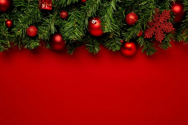 Χριστουγεννιάτικο Φόντο Φτιαγμένο Γιρλάντες Κόκκινο Φόντο — Φωτογραφία Αρχείου