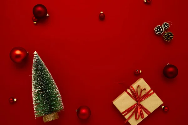 Caja Regalo Plana Composición Laica Bolas Navidad Sobre Fondo Rojo — Foto de Stock