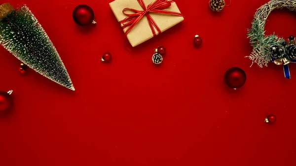 Caja Regalo Plana Composición Laica Bolas Navidad Sobre Fondo Rojo — Foto de Stock
