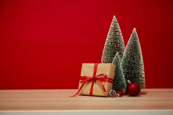 Χριστουγεννιάτικο Δέντρο Σύνθεση Κουτί Δώρου Χριστουγεννιάτικα Μπιχλιμπίδια Ένα Ξύλινο Τραπέζι — Φωτογραφία Αρχείου