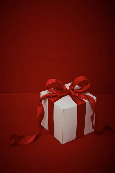 Pudełko Świąteczne Czerwoną Wstążką Czerwonym Tle — Zdjęcie stockowe