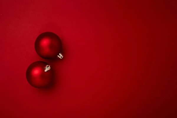 Decoração Bola Natal Vermelho Fundo Vermelho Com Espaço Cópia Ano — Fotografia de Stock