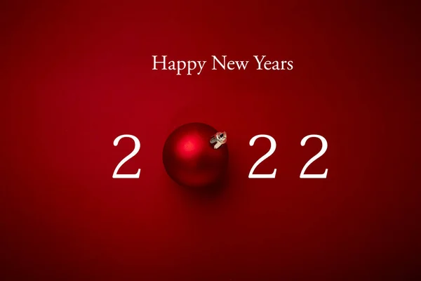 红色圣诞球装饰红色背景与复制空间 新年贺卡 简约风格 — 图库照片