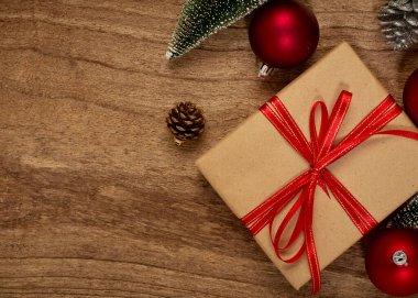 İç kısımlarında Noel süsleri olan bir kompozisyon. Ahşap bir arka planda