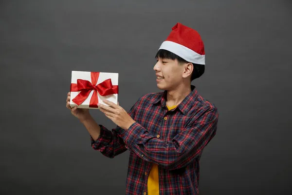 Fête Noël Concept Vacances Jeune Asiatique Homme Tenant Boîte Cadeau — Photo