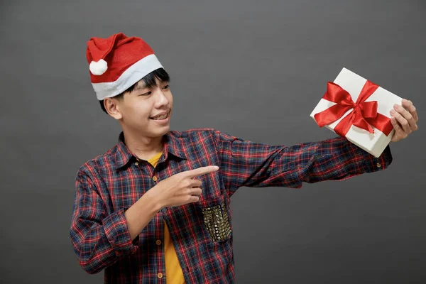 Fête Noël Concept Vacances Jeune Asiatique Homme Tenant Boîte Cadeau — Photo