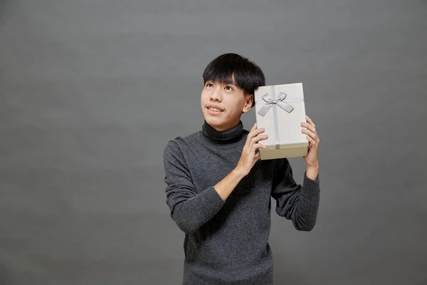 Julfest Och Helgkoncept Ung Asiatisk Man Håller Presentförpackning Studio Skott — Stockfoto