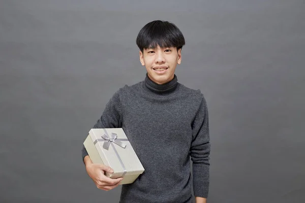 Kerstfeest Feestdagen Concept Jong Aziatisch Man Holding Gift Box Studio — Stockfoto