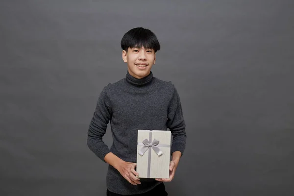 Kerstfeest Feestdagen Concept Jong Aziatisch Man Holding Gift Box Studio — Stockfoto