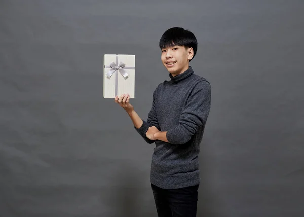 Julfest Och Helgkoncept Ung Asiatisk Man Håller Presentförpackning Studio Skott — Stockfoto