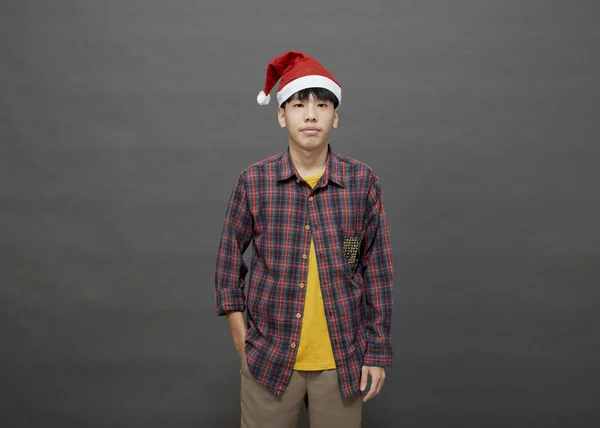 크리스마스 모자를 사진관에서 사진을 아시아 배경에 — 스톡 사진