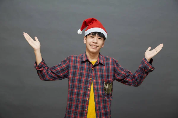 Joven Hombre Asiático Con Sombrero Navidad Estudio Tiro Aislado Sobre — Foto de Stock