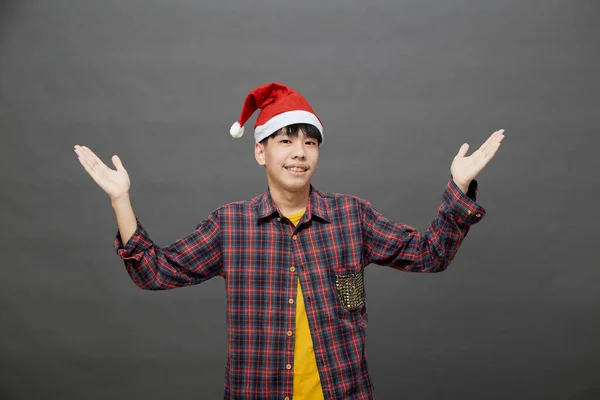 Jonge Aziatische Man Het Dragen Van Kerst Hoed Studio Schot — Stockfoto