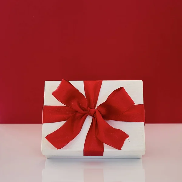 Composición Con Decoración Caja Regalo Navidad Sobre Fondo Rojo — Foto de Stock