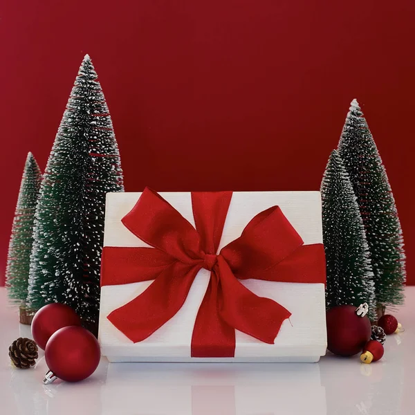 Σύνθεση Κουτί Δώρου Χριστουγέννων Διακόσμηση Χριστουγεννιάτικου Δέντρου Κόκκινο Φόντο — Φωτογραφία Αρχείου