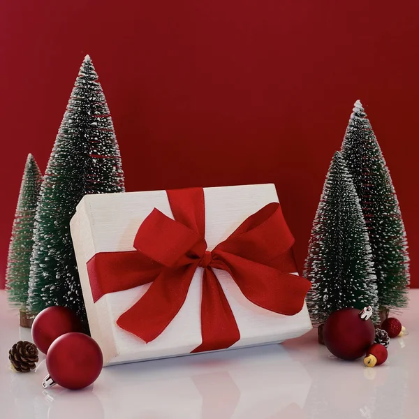 Σύνθεση Κουτί Δώρου Χριστουγέννων Διακόσμηση Χριστουγεννιάτικου Δέντρου Κόκκινο Φόντο — Φωτογραφία Αρχείου