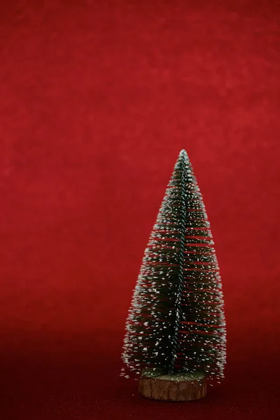 Рождественская Ёлка Красном Фоне — стоковое фото
