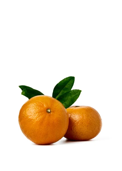 Fruta Naranja Fresca Con Hoja Sobre Fondo Blanco — Foto de Stock