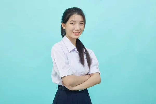 身穿学生服的年轻亚洲女生高中 背景浅蓝色 — 图库照片