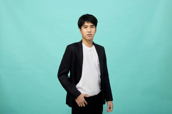 Siyah Takım Elbiseli Yakışıklı Asyalı Adam Açık Mavi Stüdyoda Izole — Stok fotoğraf