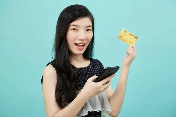 Прекрасна Азіатська Жінка Використовує Платежі Смартфонів Кредитних Карток Онлайн Світлій Ліцензійні Стокові Фото