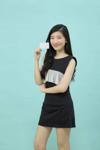 Młoda Piękna Azjatka Uśmiechnięta Pokazując Prezentując Kartę Kredytową Dokonywania Płatności — Zdjęcie stockowe