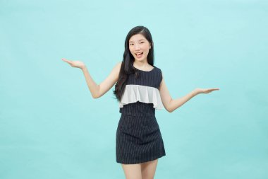 Güzel genç bayan el ele tutuşuyor.