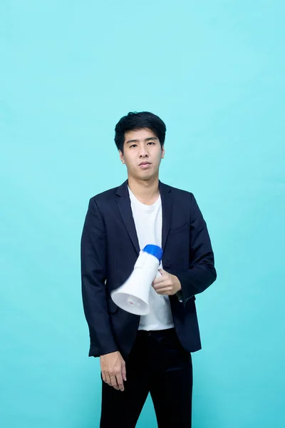 Asiatischer Geschäftsmann Hält Megafon Isoliert Auf Hellblauem Hintergrund — Stockfoto