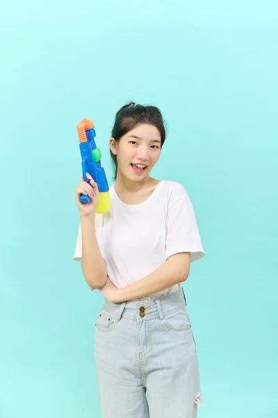 Schöne Junge Frau Mit Wasserpistole Auf Songkran Festival Thailand Isoliert lizenzfreie Stockbilder