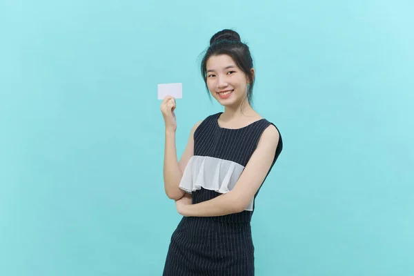 Joven Hermosa Mujer Asiática Sonriendo Mostrando Presentando Tarjeta Crédito Para —  Fotos de Stock