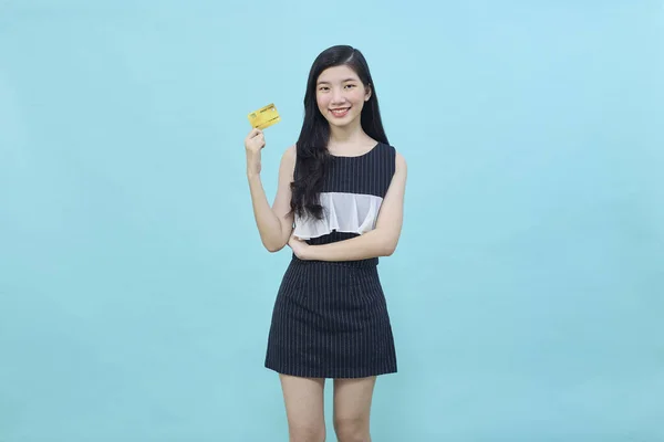 Joven Hermosa Mujer Asiática Sonriendo Mostrando Presentando Tarjeta Crédito Para —  Fotos de Stock