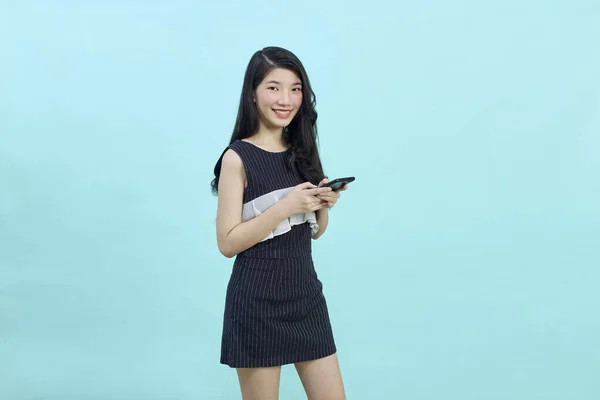 Retrato Una Feliz Mujer Negocios Asiática Usando Teléfono Móvil —  Fotos de Stock