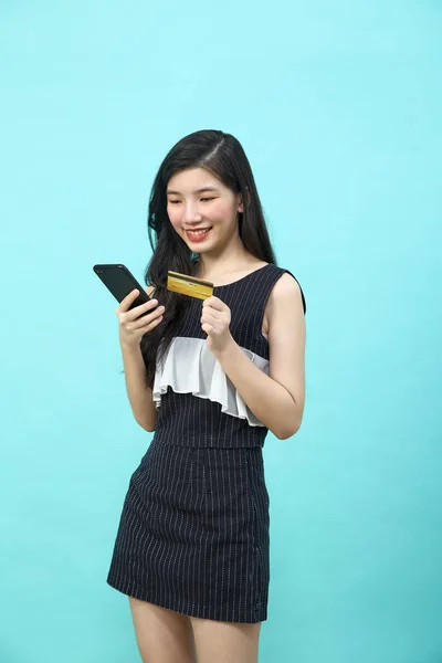 Прекрасна Азіатська Жінка Використовує Платежі Смартфонів Кредитних Карток Онлайн Світлій — стокове фото