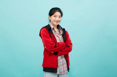 Kırmızı ceketli bir kadın. Stüdyo yaşam tarzına güvenen bir gülümseme.