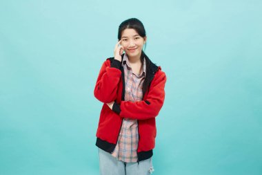 Kırmızı ceketli bir kadın. Stüdyo yaşam tarzına güvenen bir gülümseme.