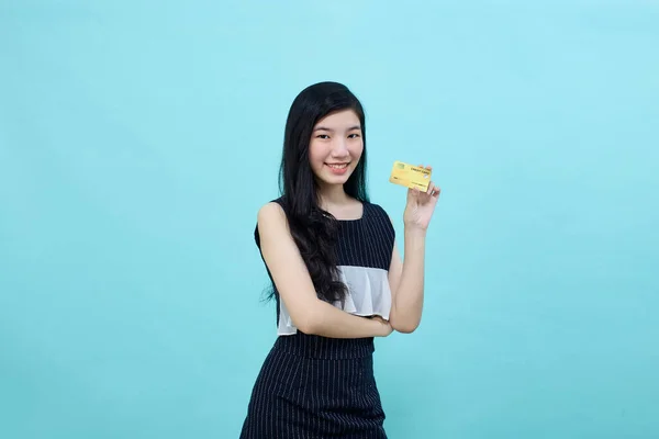Πορτρέτο Όμορφη Νεαρή Ασιατική Γυναίκα Χαμόγελο Την Πιστωτική Κάρτα Στο — Φωτογραφία Αρχείου