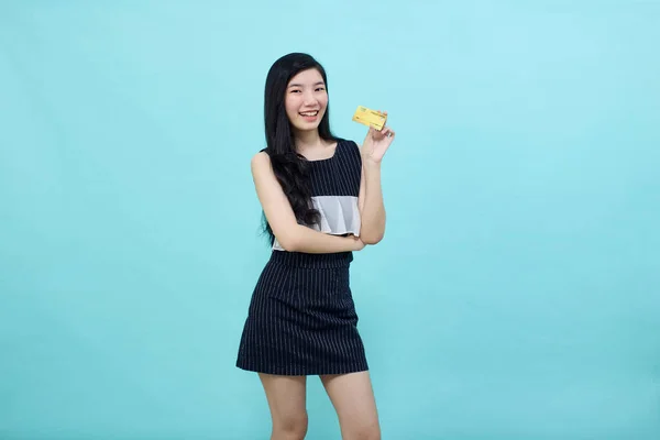 Retrato Bela Jovem Mulher Asiática Sorriso Com Cartão Crédito Azul — Fotografia de Stock