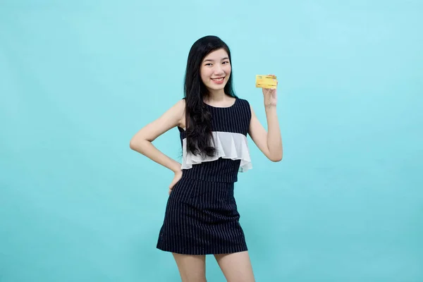 Retrato Hermosa Joven Mujer Asiática Sonrisa Con Tarjeta Crédito Azul —  Fotos de Stock