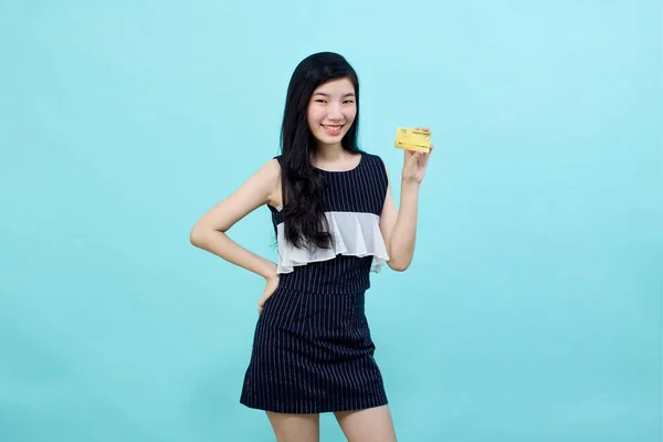 Πορτρέτο Όμορφη Νεαρή Ασιατική Γυναίκα Χαμόγελο Την Πιστωτική Κάρτα Στο — Φωτογραφία Αρχείου