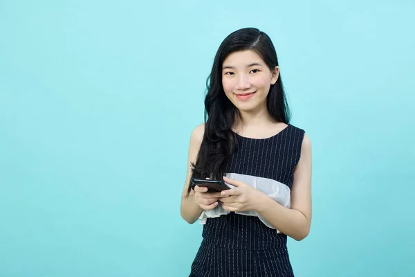 Meglepett Fiatal Ázsiai Hölgy Használ Mobiltelefon Pozitív Kifejezés Mosolyog Széles — Stock Fotó
