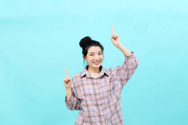 아시아 격자무늬 셔츠를 배경에서 행복하고 자신감 광고를 있습니다 — 스톡 사진
