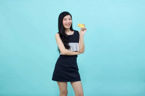 Porträt Schöne Junge Asiatin Lächelt Mit Der Kreditkarte Auf Blau Stockbild