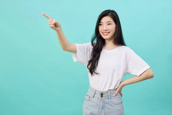 아시아인아름다운 여자가 웃으며 손가락 끝으로 배경에 고립된 채찍은 복사기 스튜디오 — 스톡 사진