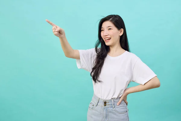 아시아인아름다운 여자가 웃으며 손가락 끝으로 배경에 고립된 채찍은 복사기 스튜디오 — 스톡 사진